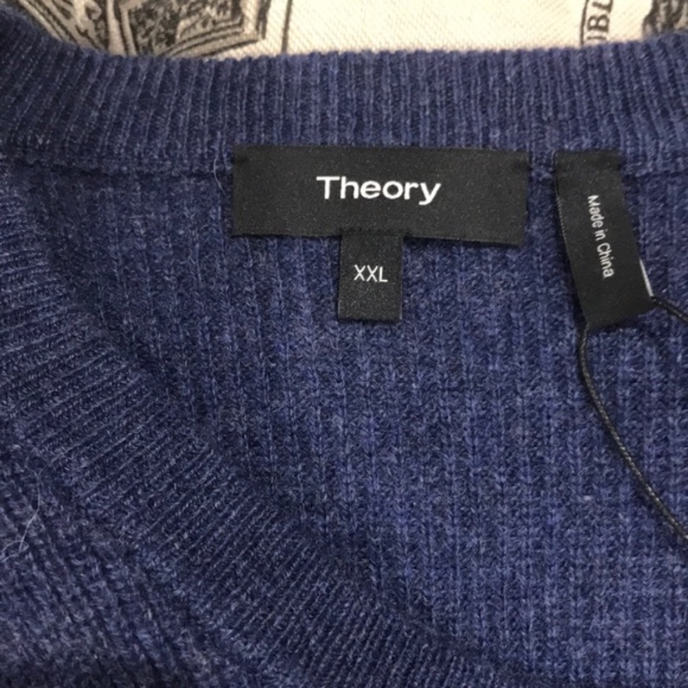 Theory Raglan Sweater in Ribbed Cashmere - Picture 4 of 5